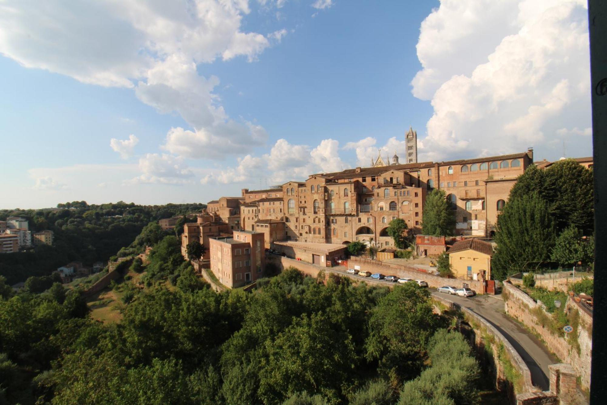 The View Apartment Siena Bagian luar foto